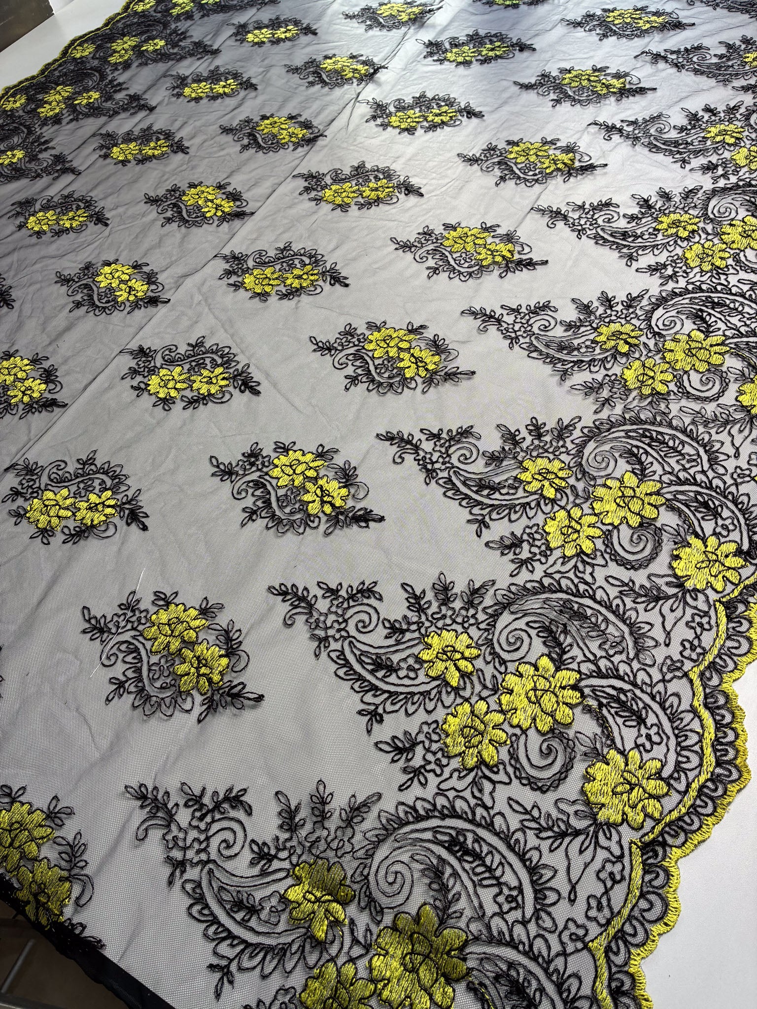 Tule Bordado Metalic Preto com Amarelo - Comprimento: 1,90m X Largura: 1,38m