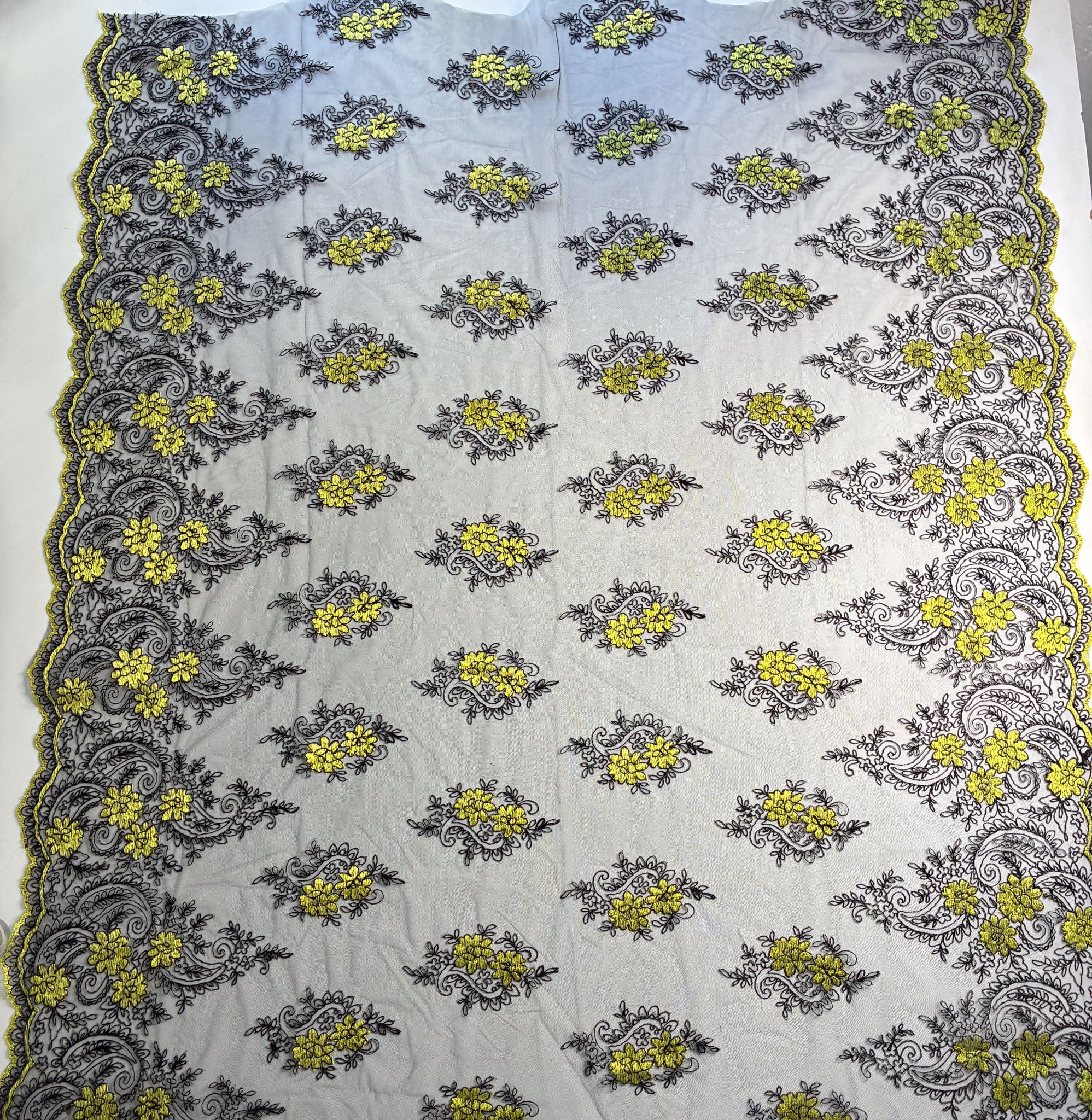 Tule Bordado Metalic Preto com Amarelo - Comprimento: 1,90m X Largura: 1,38m