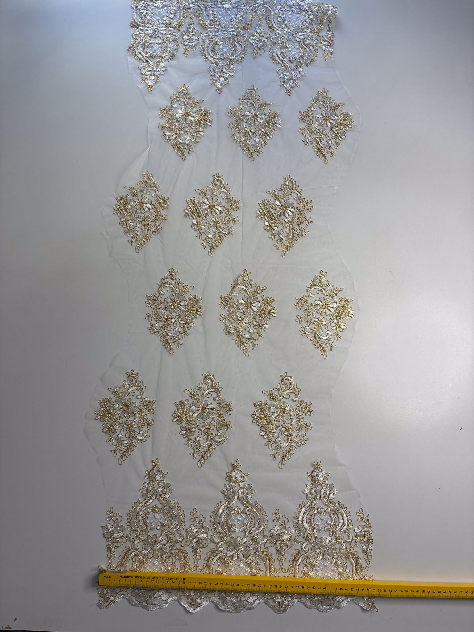 Tule Bordado Metalic Branco e Ouro - Comprimento: 0,5m X Largura: 1,38m