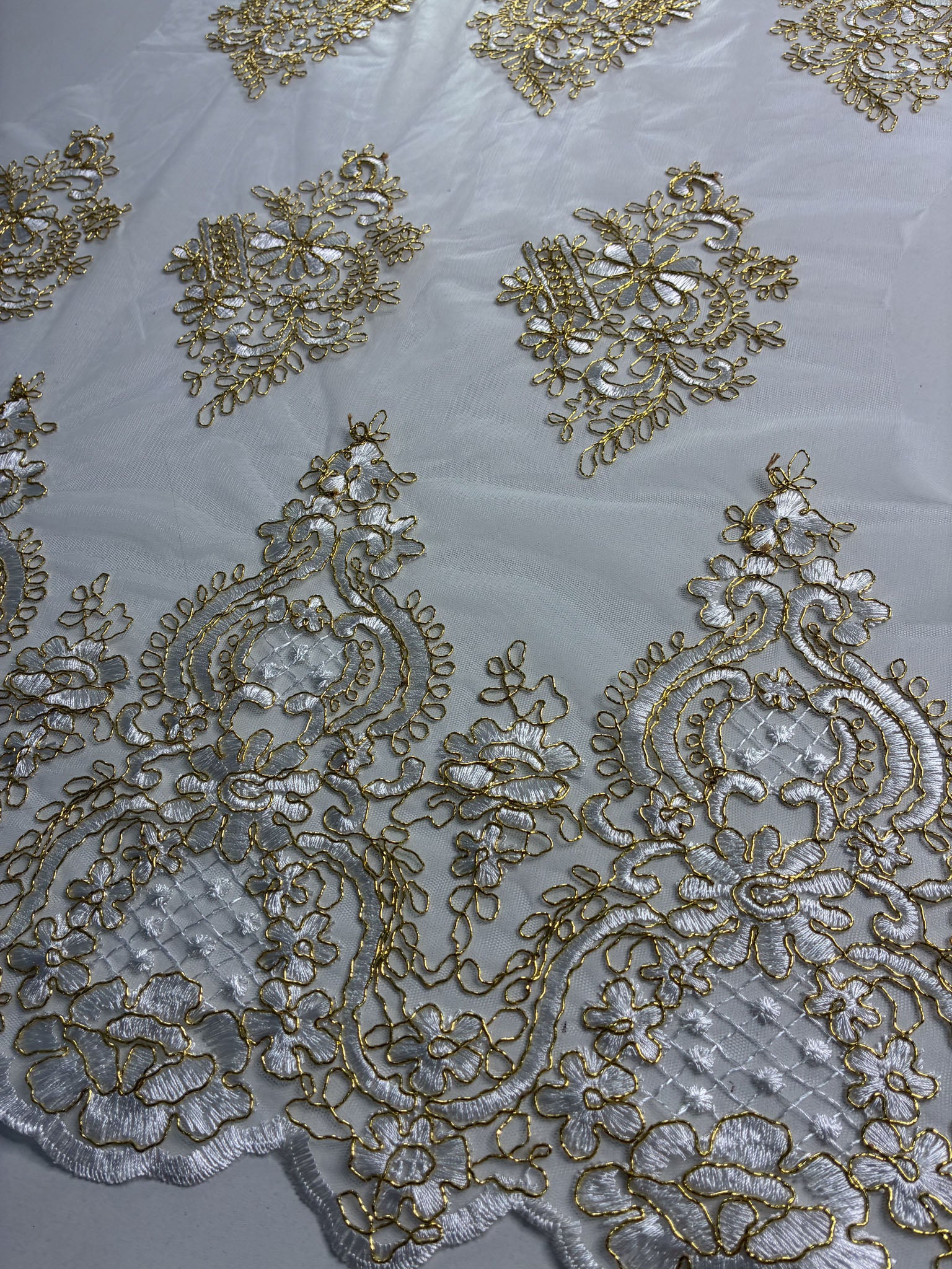 Tule Bordado Metalic Branco e Ouro - Comprimento: 0,5m X Largura: 1,38m