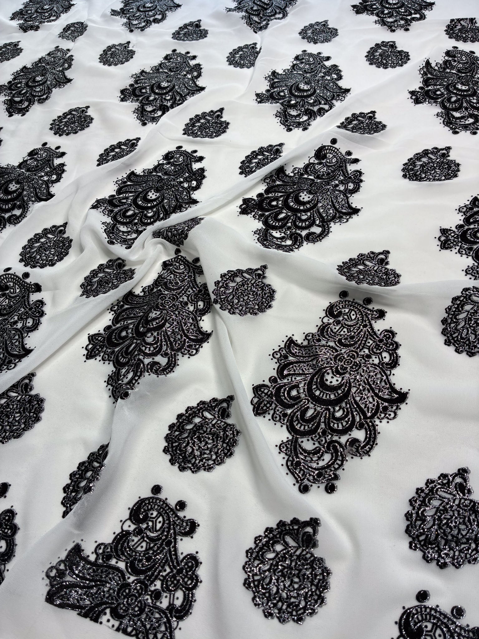 Chiffon Bordado Indiano Branco - Comprimento: 1,40m X Largura: 1,40m