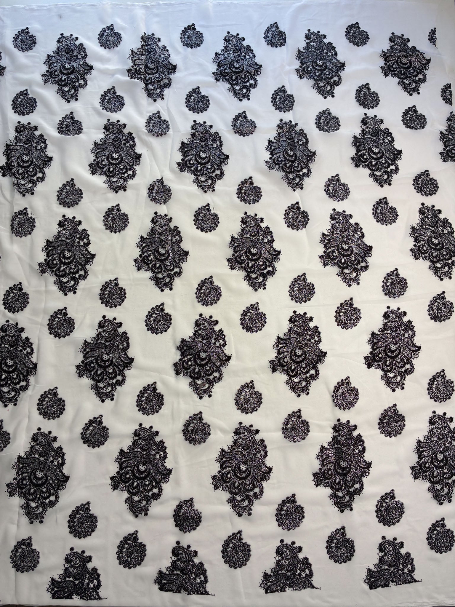 Chiffon Bordado Indiano Branco - Comprimento: 1,40m X Largura: 1,40m