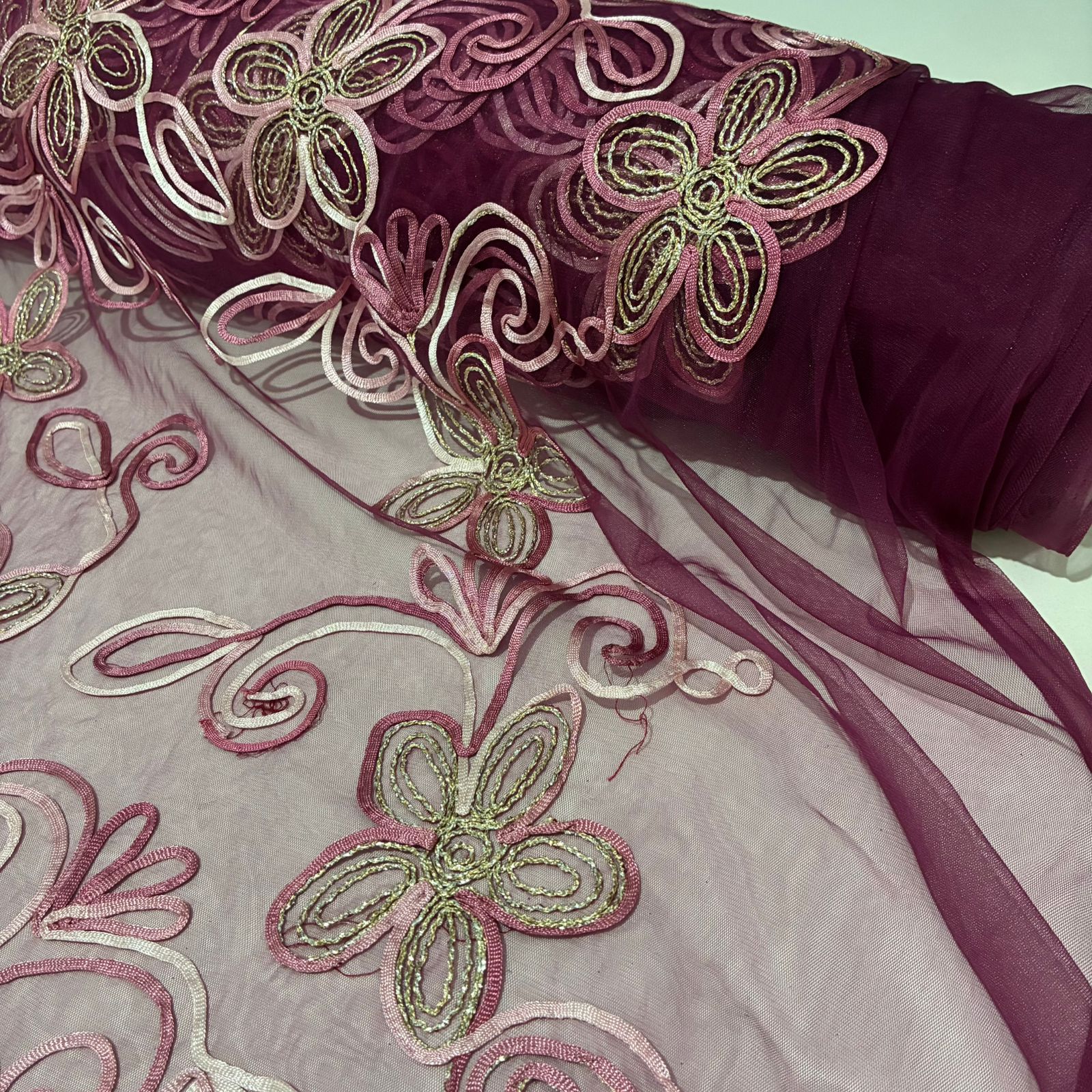 Tule Bordado Margaridas Marsala